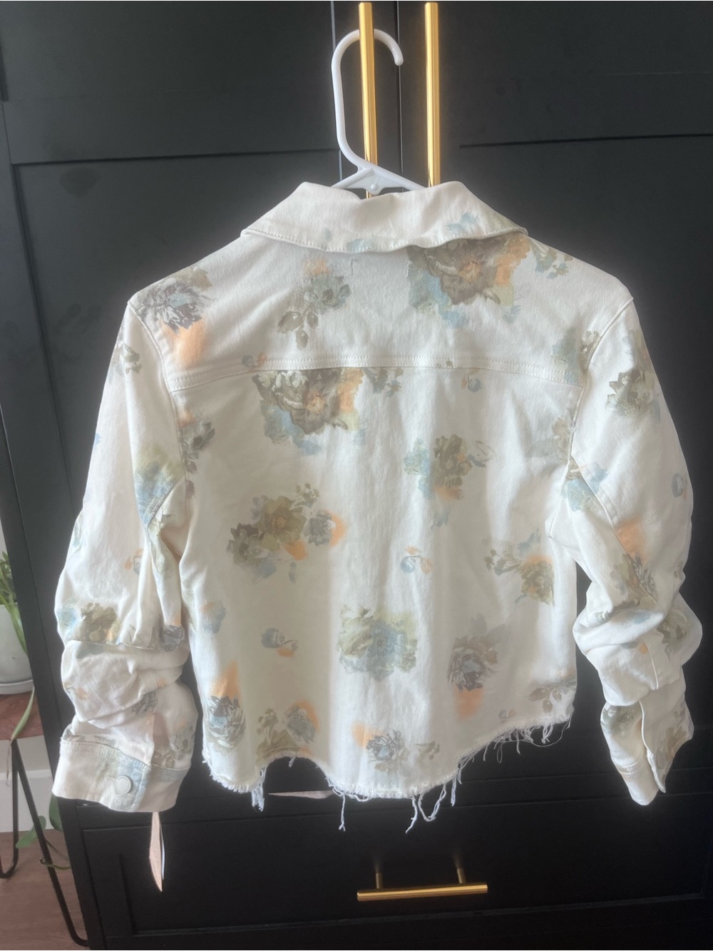 Off-White Cropped Jean Jacket with Floral Detail, Raw Hem & Scrunched Arms - Picture 2 of 8